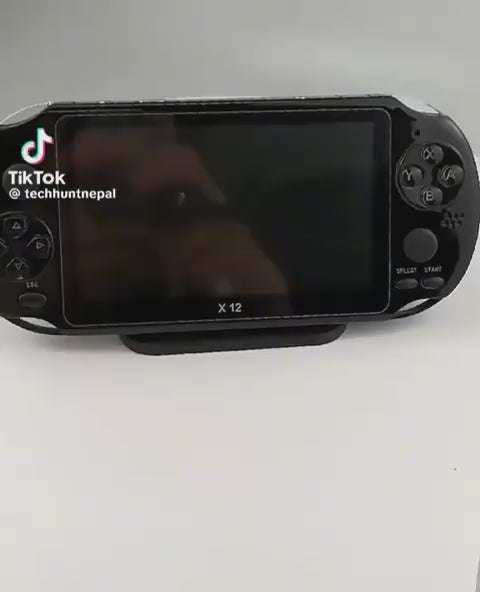 𝗖𝗢𝗡𝗦𝗢𝗟𝗘 𝗗𝗘 𝗝𝗘𝗨𝗫 𝗫𝟭𝟮  𝗣𝗼𝗿𝘁𝗮𝗯𝗹𝗲, 𝗣𝘂𝗶𝘀𝘀𝗮𝗻𝘁𝗲 𝗲𝘁 𝗣𝗹𝗲𝗶𝗻𝗲 𝗱𝗲 𝗡𝗼𝘀𝘁𝗮
Plus de 2000 jeu intégrés : les classique  de votre enfance (PS1, NES, Game , batterie 1800mAh ( rechargeable via USB, musique, Bluetooth connecté