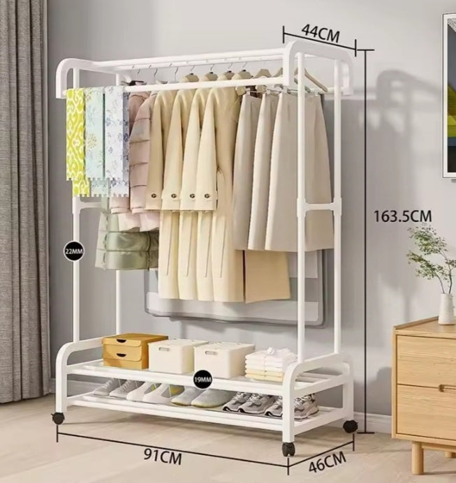 Étagère de vêtements et chaussures