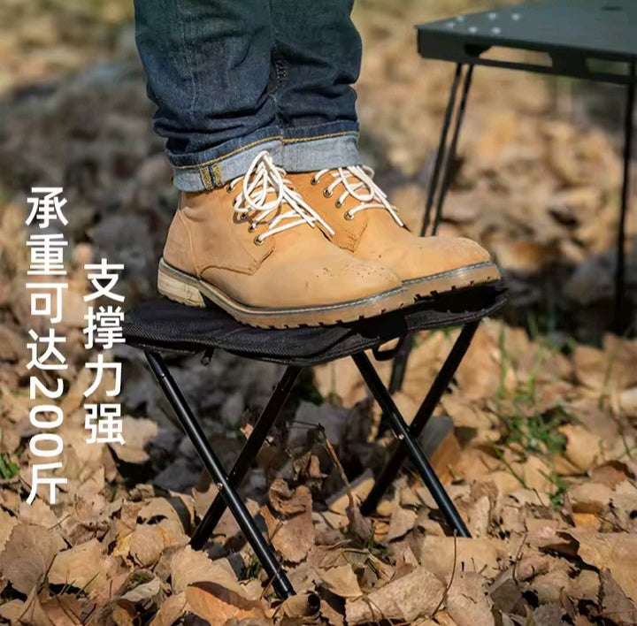 Tabouret de camping Compact, et pliable . Idéal pour vos aventures en plein air.                  Pratique , léger et solide , son design compact permet de le transporter facilement dans un sac à dos ou danse coffre de voiture .