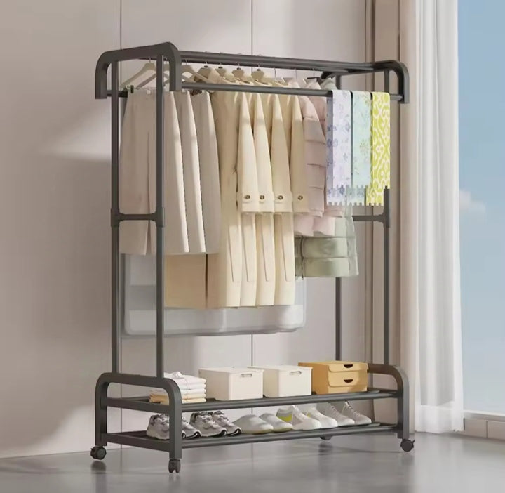 Étagère de vêtements et chaussures