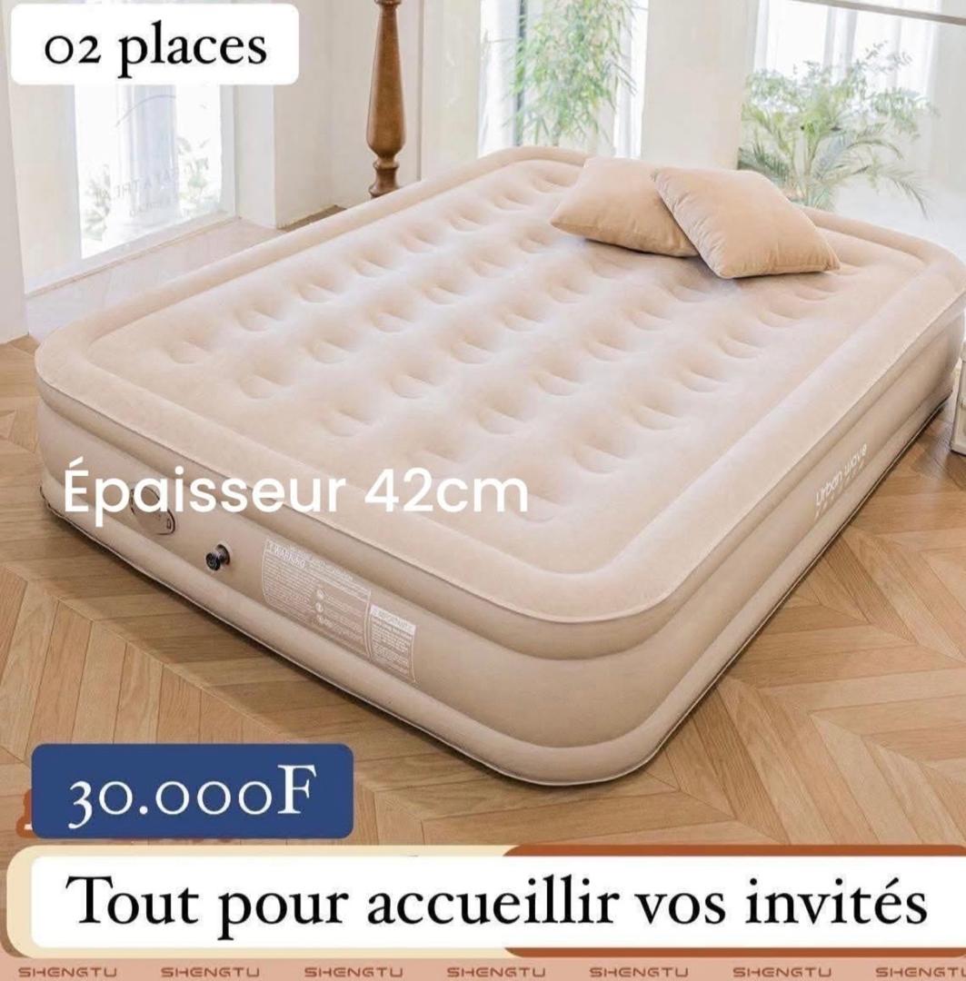 Prix : 32000f au lieu 48000f . Offrez vous le confort ultime avec ce matelas gonflable, facile à utiliser grâce à sa pompe incluse, orthopédique pour vos, camping où à la maison, facile à transporter.