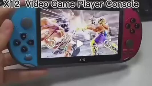 𝗖𝗢𝗡𝗦𝗢𝗟𝗘 𝗗𝗘 𝗝𝗘𝗨𝗫 𝗫𝟭𝟮  – 𝗣𝗼𝗿𝘁𝗮𝗯𝗹𝗲,

 Plus de 3500 jeux intégrés : Revivez les classiques de votre enfance (PS1, NES, ARCADE, BOYS, batterie 1800mAh , rechargeable USB, musique et vidéo, appareil photo intégré, connecté à une TV.