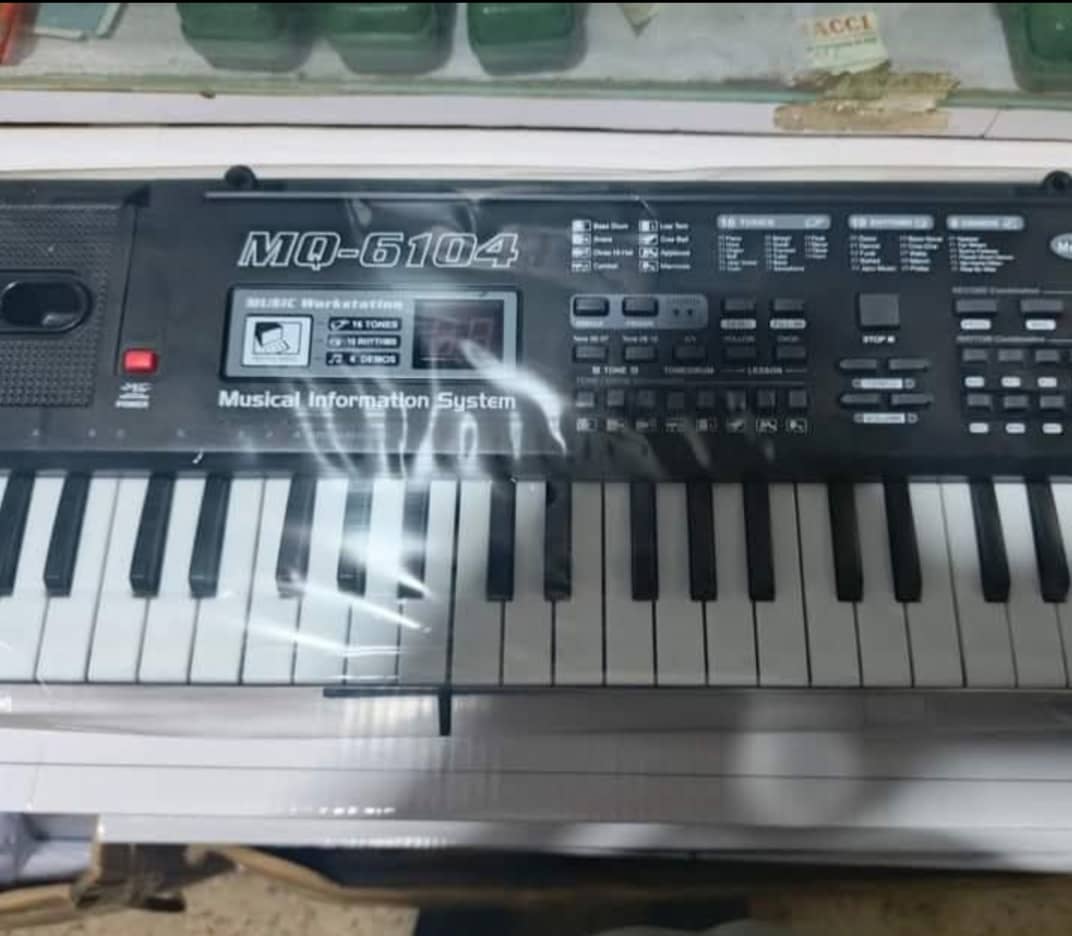 Piano apprentissage pour enfants et grande personne, ça prends clé USB, 61 touches et micro.