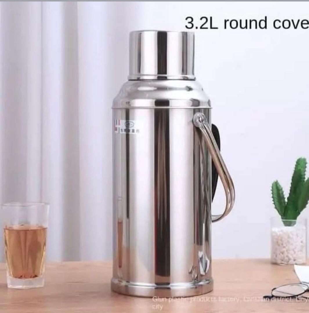 Prix : promo 9000f au lieu 18000f. C'est le moment d'en profiter commande vite pour réserver la vôtre. Thermos qui permet de l'eau. Chaude pendant 2 à 3 jours. Description : mesure 3,2 litres, acier inoxydable et très solide.