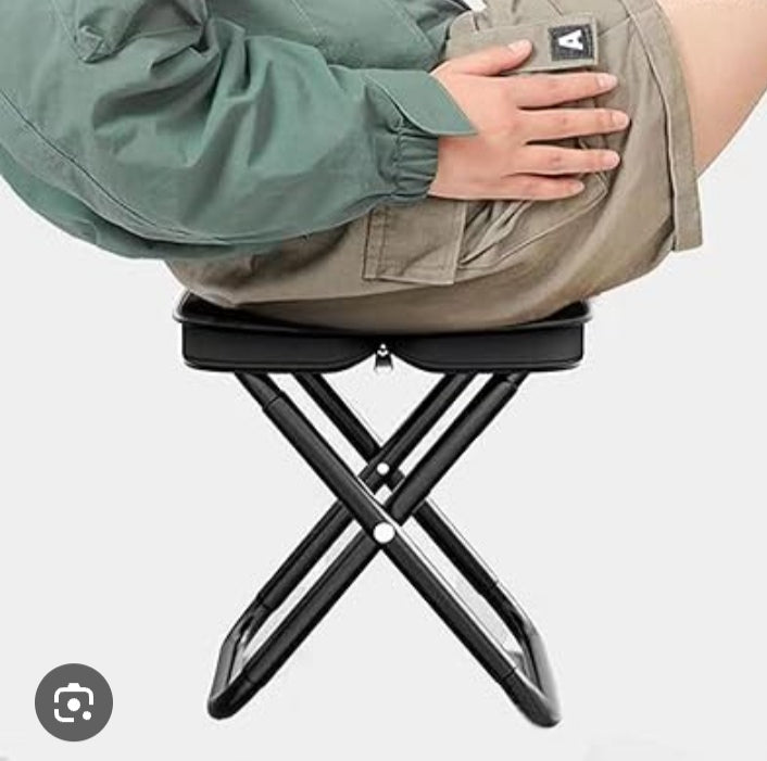 Tabouret de camping Compact, et pliable . Idéal pour vos aventures en plein air.                  Pratique , léger et solide , son design compact permet de le transporter facilement dans un sac à dos ou danse coffre de voiture .