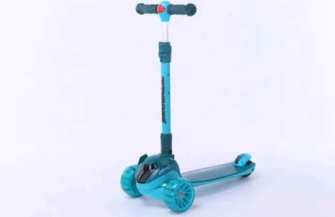 Promotion 3 jours                         trotinette pour enfants de 6 à 9 ans, ensemble avec les protection de casque, très solide et les roues  s'allument.