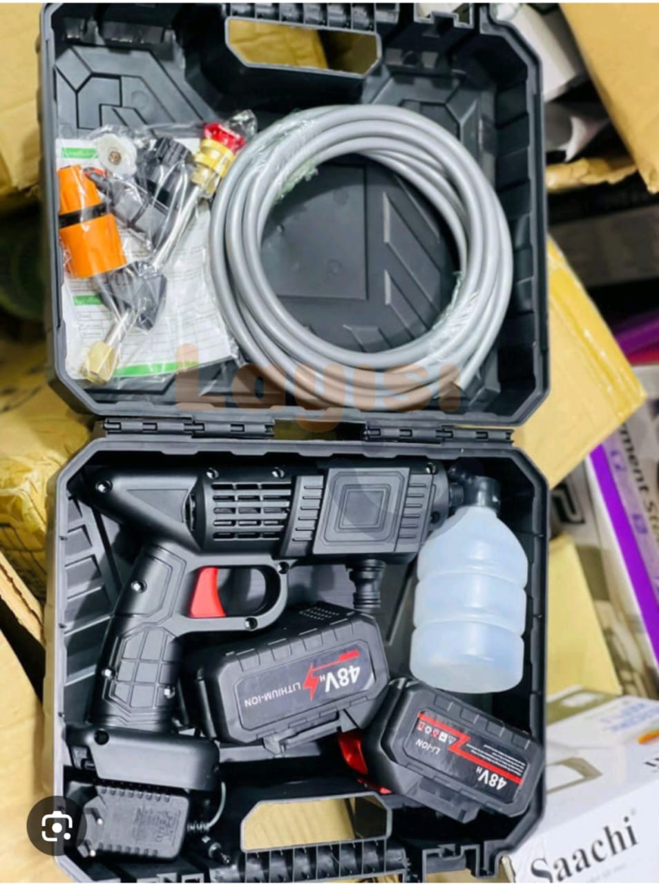 Pistolet à eau de lavage de voiture, 2 batterie de 48 volts, batterie au lithium, haute tension, pression maximale : 90 BAR, puissance moteur : environ 200w , temps de charge : 4 h du temps.