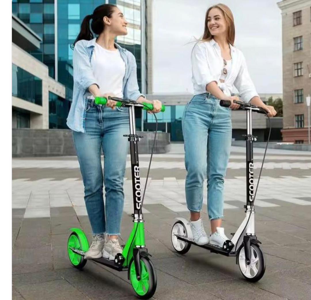 Trottinette à frein, pliable, enfants et grande personne, solide et stable, roues lumineux qui s'illuminent pendant la conduite. Disponible en plusieurs couleurs.