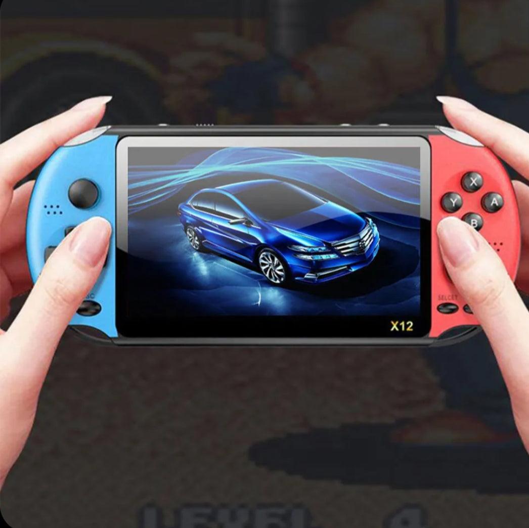 Console de jeux x12. Portable, puissante et pleine de nosta. Plus de 3500 jeux intégrés, les classiques de votre enfance ( PS1, NES, Game, batterie 1800mAh ( rechargeable via USB, musique, Bluetooth connecté.