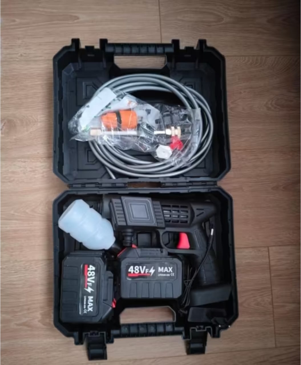 Pistolet à eau de lavage de voiture, 2 batterie de 48 volts, batterie au lithium, haute tension, pression maximale : 90 BAR, puissance moteur : environ 200w , temps de charge : 4 h du temps.