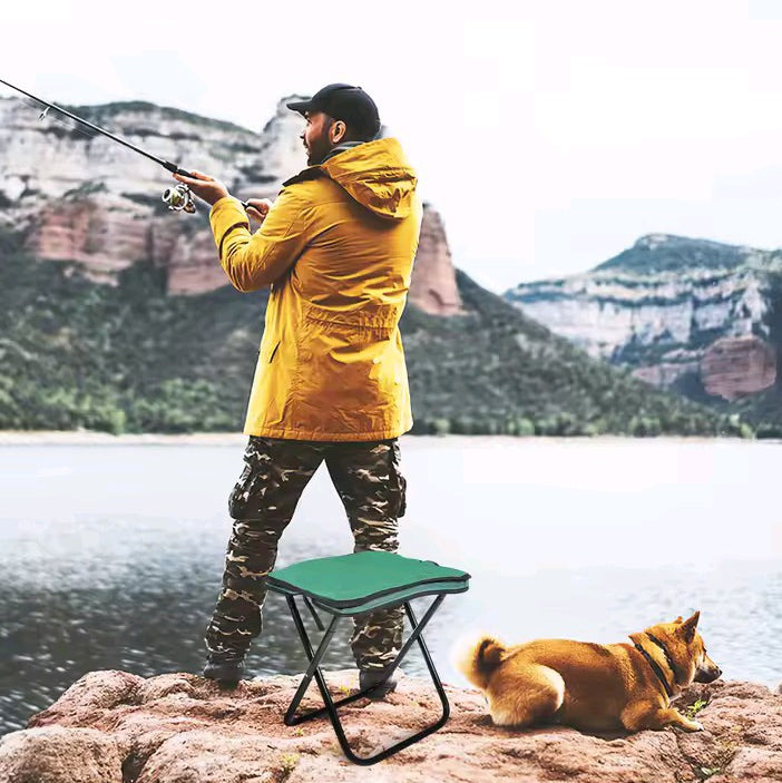 Tabouret de camping Compact, et pliable . Idéal pour vos aventures en plein air.                  Pratique , léger et solide , son design compact permet de le transporter facilement dans un sac à dos ou danse coffre de voiture .