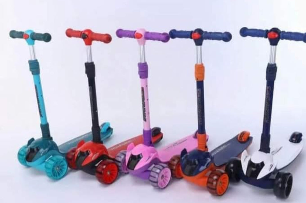 Promotion 3 jours                         trotinette pour enfants de 6 à 9 ans, ensemble avec les protection de casque, très solide et les roues  s'allument.