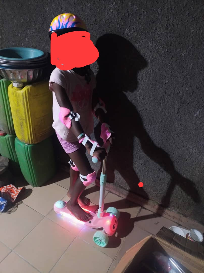 Promotion 3 jours                         trotinette pour enfants de 6 à 9 ans, ensemble avec les protection de casque, très solide et les roues  s'allument.