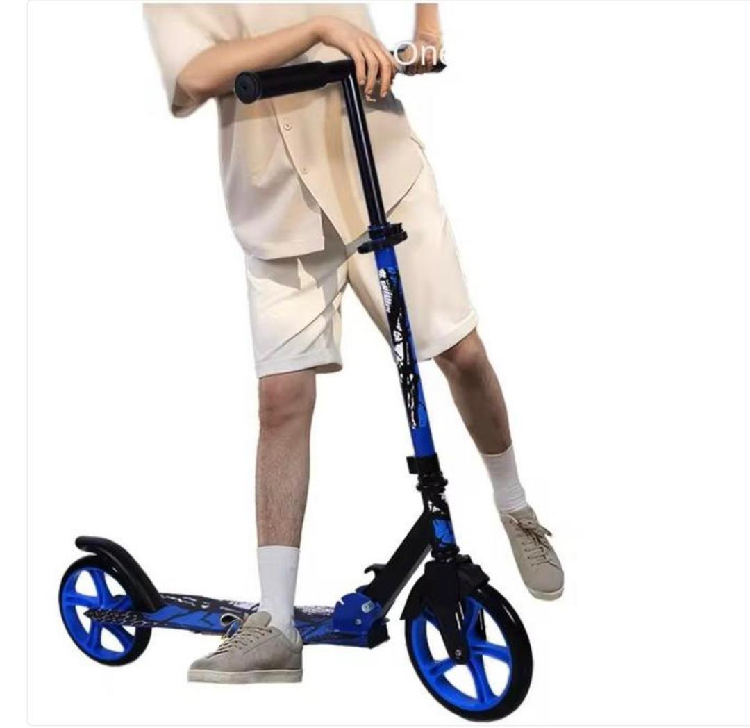 Trottinette à frein, pliable, enfants et grande personne, solide et stable, roues lumineux qui s'illuminent pendant la conduite. Disponible en plusieurs couleurs.