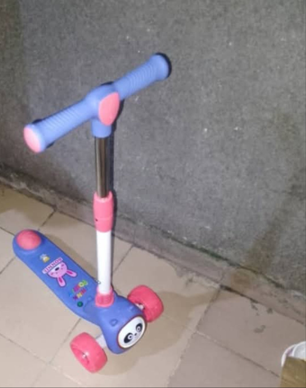 Promotion 3 jours                         trotinette pour enfants de 6 à 9 ans, ensemble avec les protection de casque, très solide et les roues  s'allument.